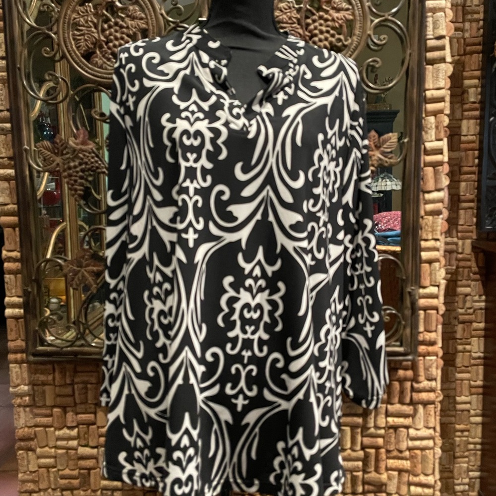 NWOT Zenyana Classic Black & White Print Tunic Blouse w Tab Sleeve Option 3X